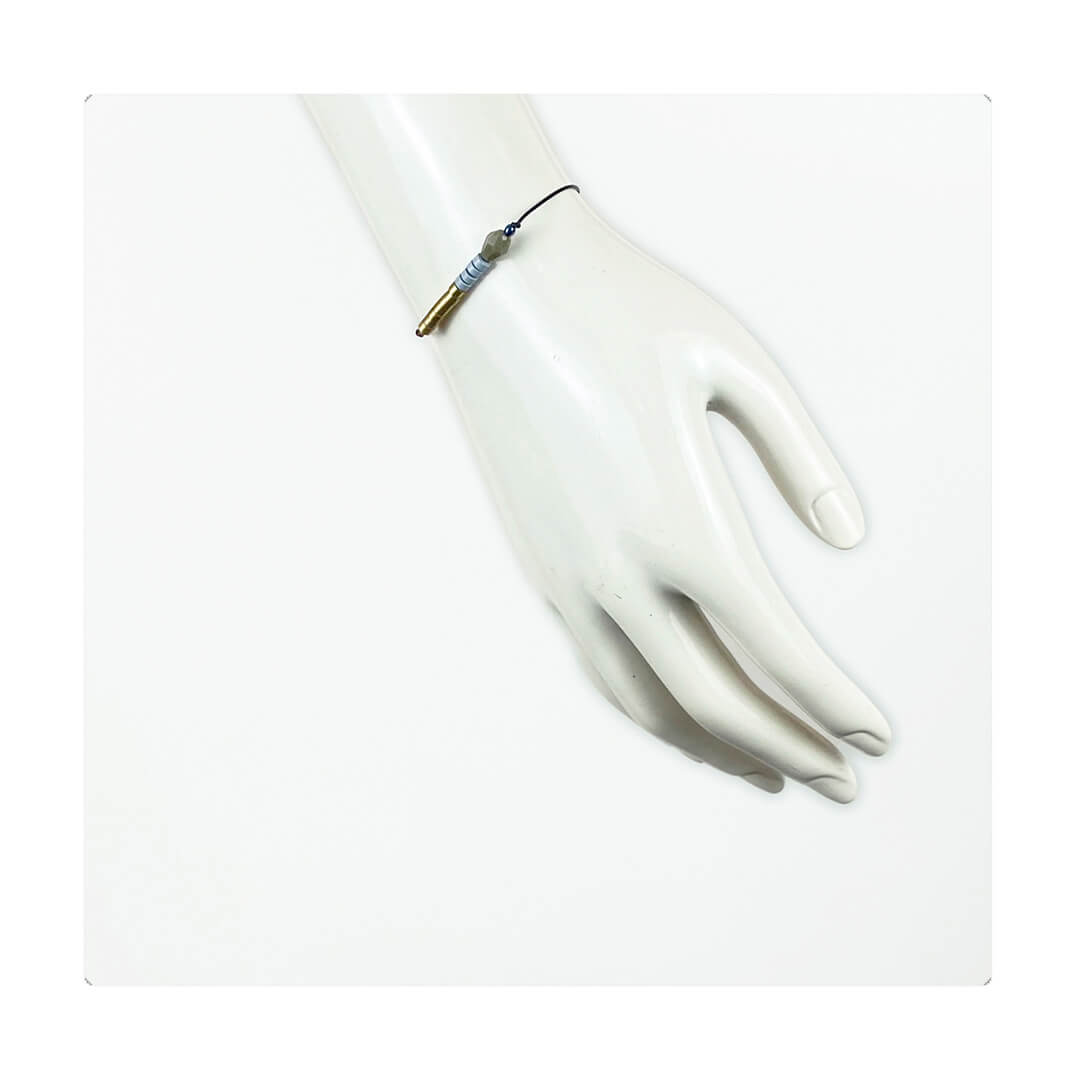 Pulsera multicolor elástica, ajustable, liviana, cómoda, versátil y atemporal. Diseño conceptual latinoamericano. Escala micro.