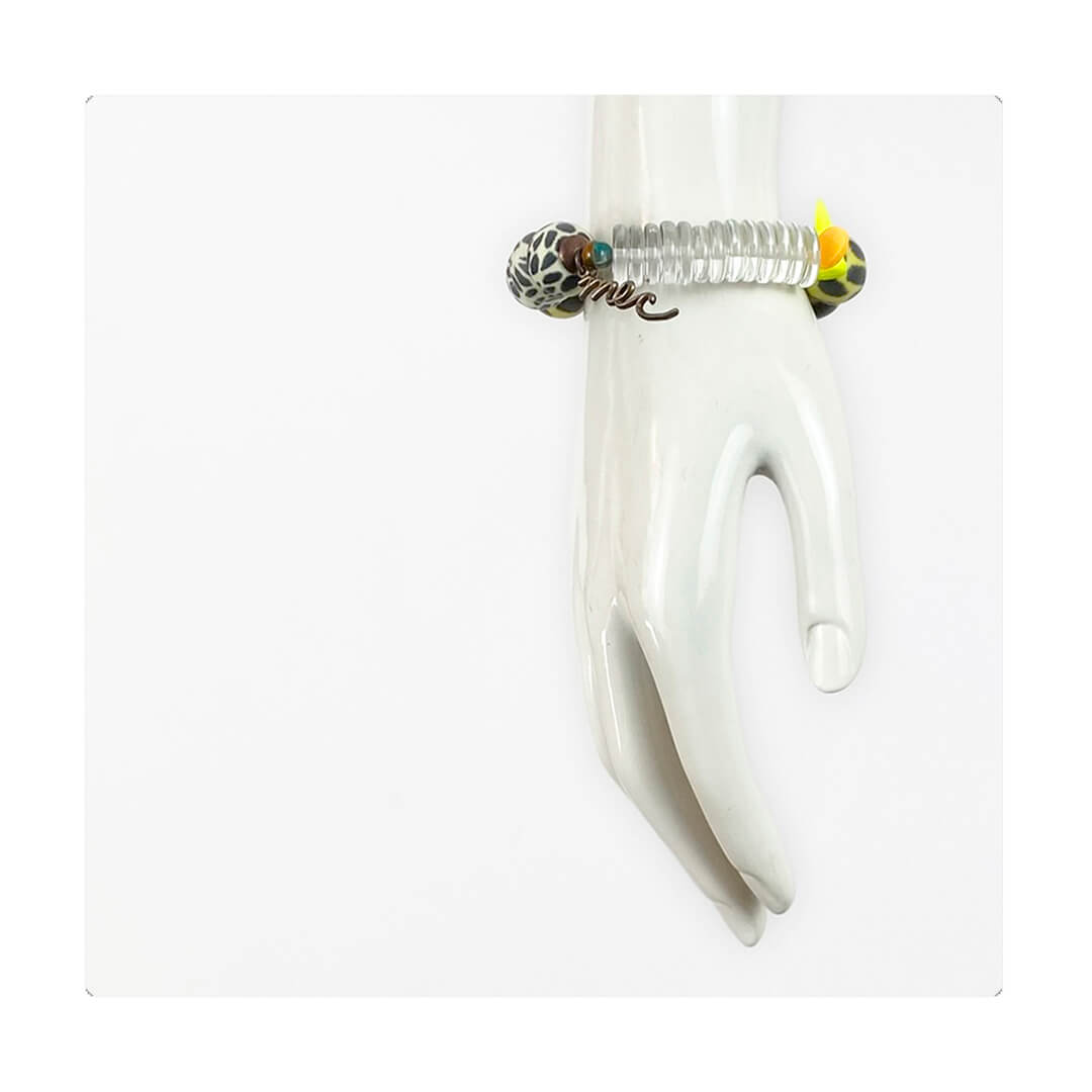 Pulsera multicolor elástica, liviana, cómoda, versátil y atemporal. Diseño conceptual latinoamericano. Escala macro.