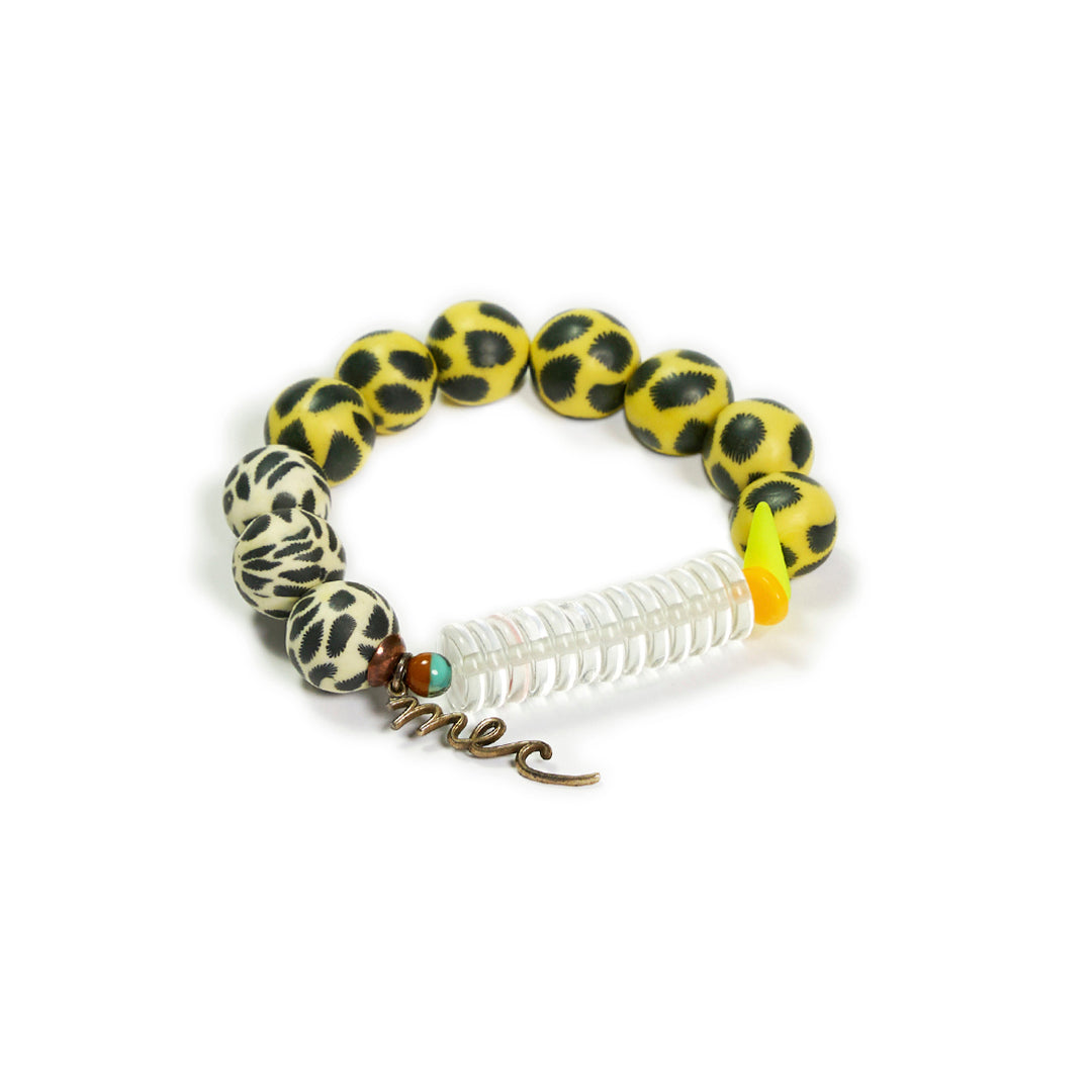 Pulsera multicolor elástica, liviana, cómoda, versátil y atemporal. Diseño conceptual latinoamericano. Escala macro.