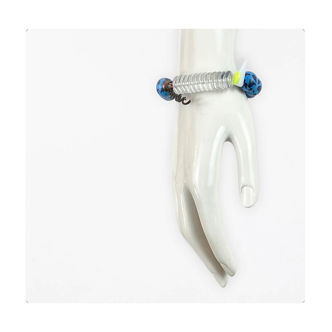 Pulsera multicolor elástica, liviana, cómoda, versátil y atemporal. Diseño conceptual latinoamericano. Escala macro.