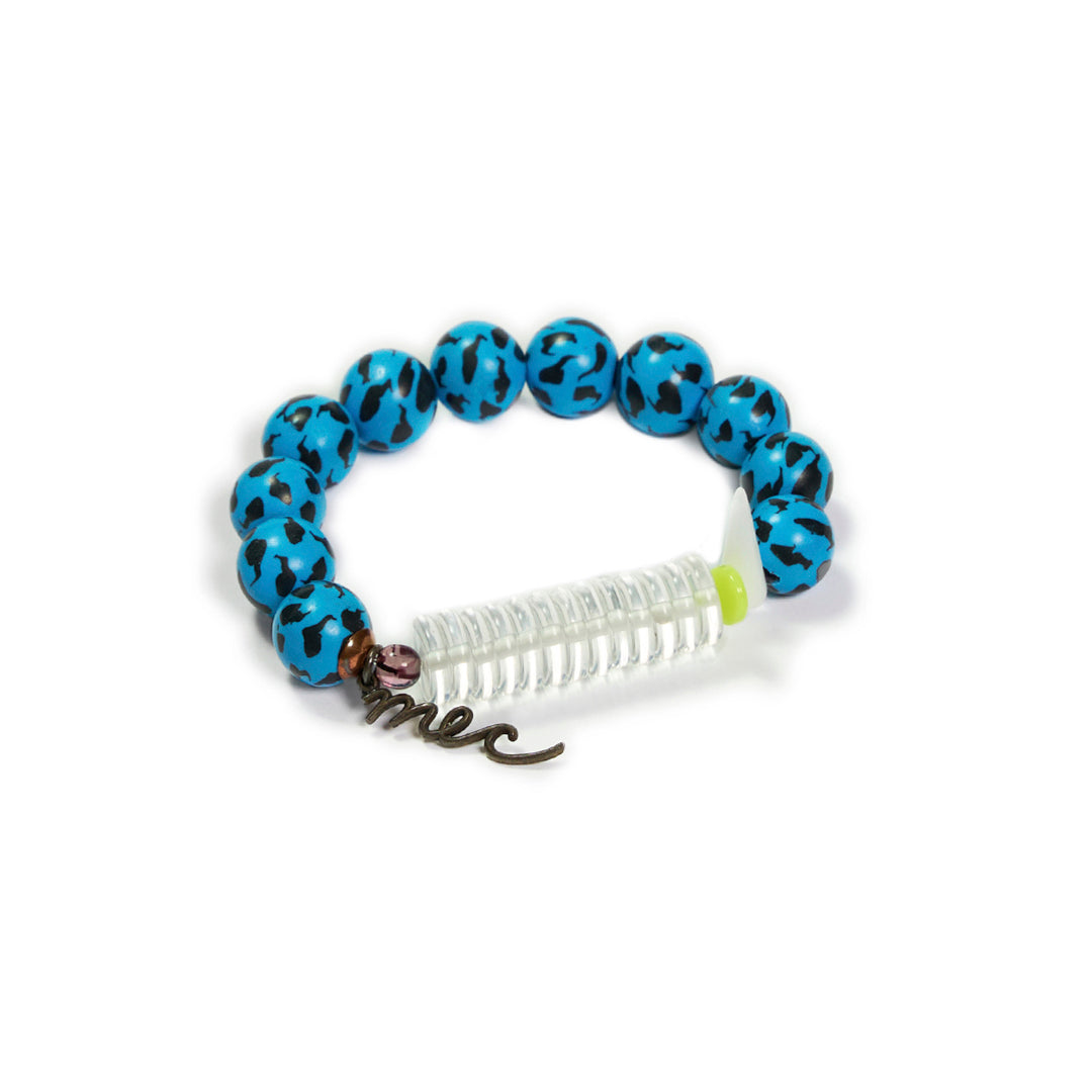 Pulsera multicolor elástica, liviana, cómoda, versátil y atemporal. Diseño conceptual latinoamericano. Escala macro.