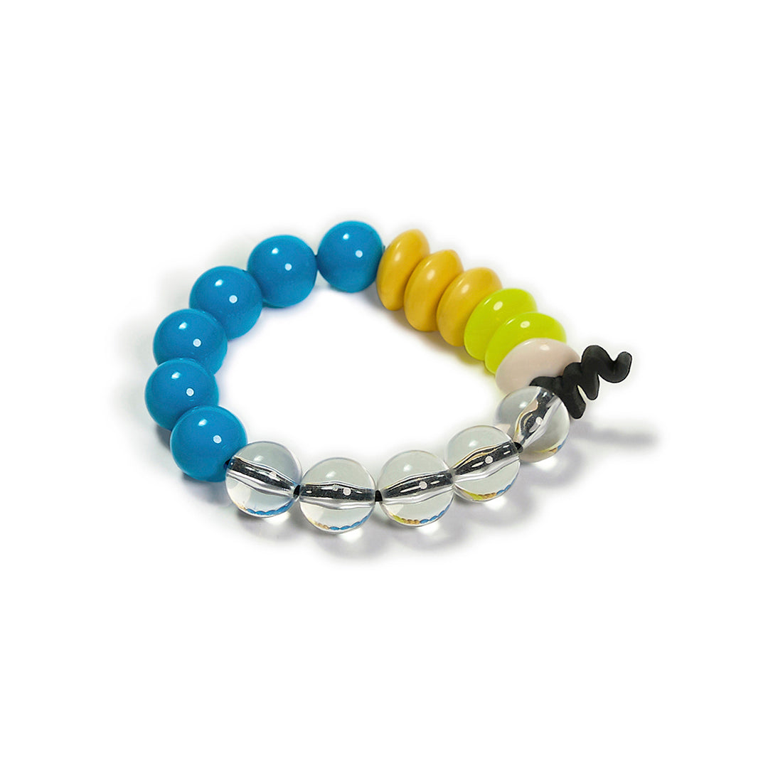 Pulsera multicolor elástica, liviana, cómoda, versátil y atemporal. Diseño conceptual latinoamericano. Escala macro.