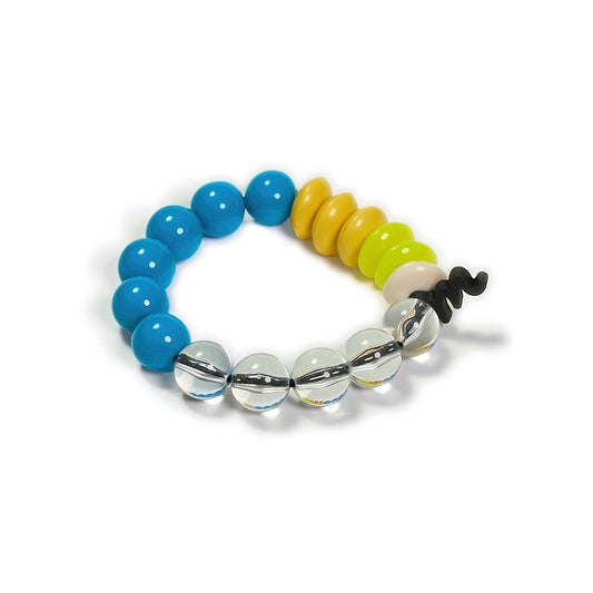 Pulsera multicolor elástica, liviana, cómoda, versátil y atemporal. Diseño conceptual latinoamericano. Escala macro.