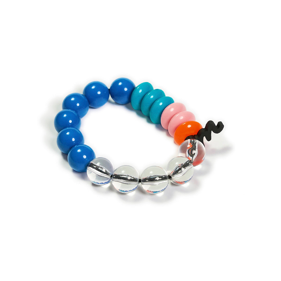 Pulsera multicolor elástica, liviana, cómoda, versátil y atemporal. Diseño conceptual latinoamericano. Escala macro.