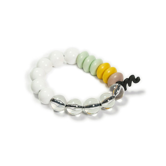 Pulsera multicolor elástica, liviana, cómoda, versátil y atemporal. Diseño conceptual latinoamericano. Escala macro.