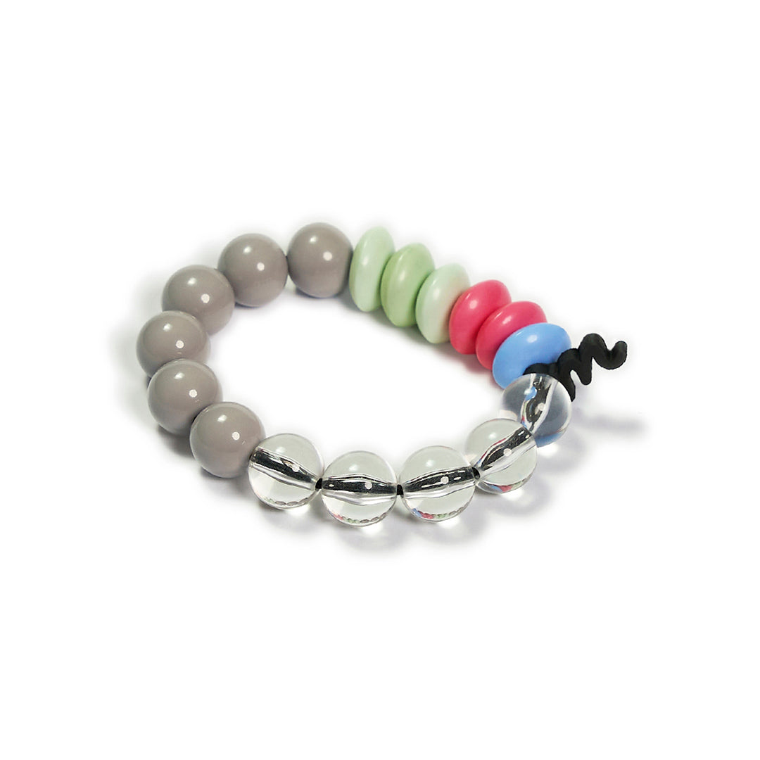 Pulsera multicolor elástica, liviana, cómoda, versátil y atemporal. Diseño conceptual latinoamericano. Escala macro.