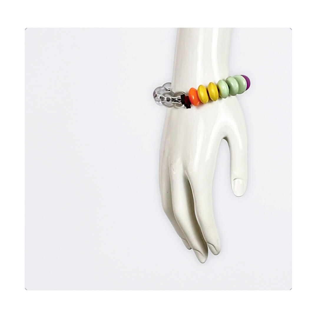 Pulsera multicolor elástica, liviana, cómoda, versátil y atemporal. Diseño conceptual latinoamericano. Escala macro.