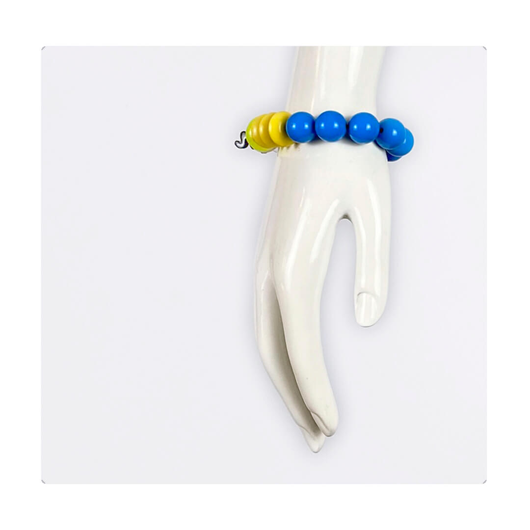 Pulsera multicolor elástica, liviana, cómoda, versátil y atemporal. Diseño conceptual latinoamericano. Escala macro.