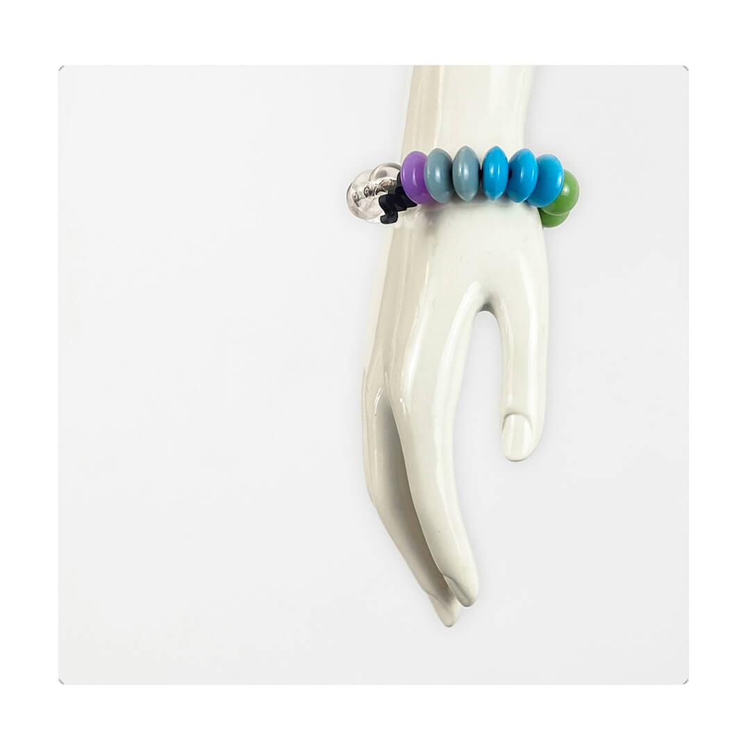 Pulsera multicolor elástica, liviana, cómoda, versátil y atemporal. Diseño conceptual latinoamericano. Escala macro.