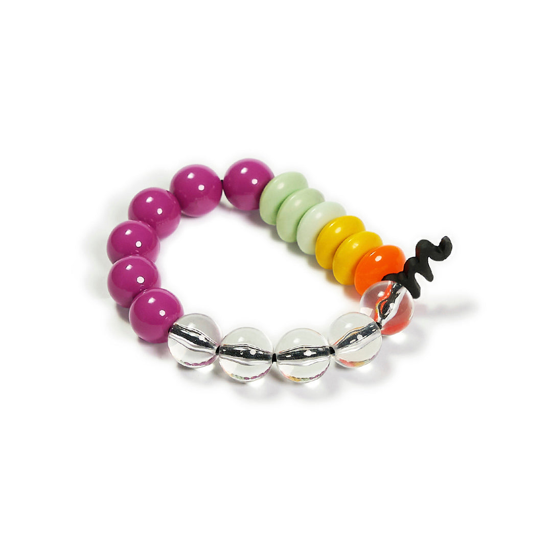 Pulsera multicolor elástica, liviana, cómoda, versátil y atemporal. Diseño conceptual latinoamericano. Escala macro.