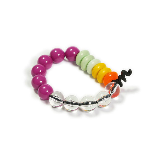 Pulsera multicolor elástica, liviana, cómoda, versátil y atemporal. Diseño conceptual latinoamericano. Escala macro.