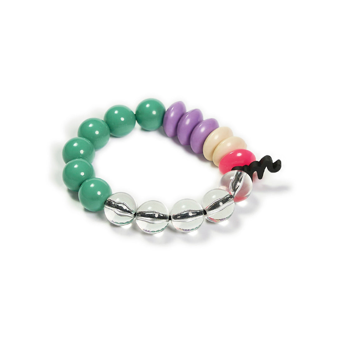 Pulsera multicolor elástica, liviana, cómoda, versátil y atemporal. Diseño conceptual latinoamericano. Escala macro.