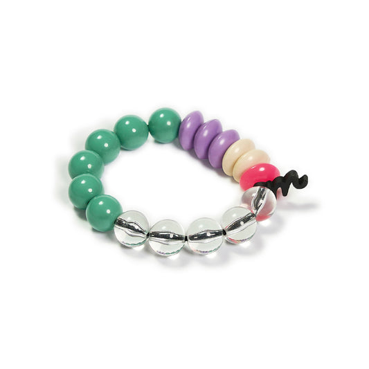 Pulsera multicolor elástica, liviana, cómoda, versátil y atemporal. Diseño conceptual latinoamericano. Escala macro.