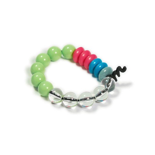 Pulsera multicolor elástica, liviana, cómoda, versátil y atemporal. Diseño conceptual latinoamericano. Escala macro.