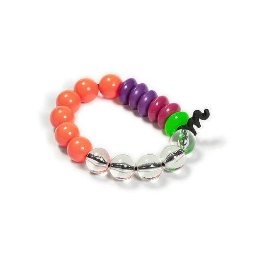 Pulsera multicolor elástica, liviana, cómoda, versátil y atemporal. Diseño conceptual latinoamericano. Escala macro.