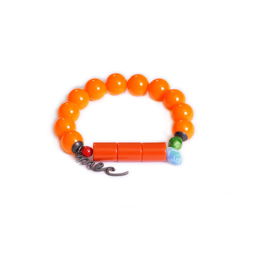 Pulsera multicolor elástica, liviana, cómoda, versátil y atemporal. Diseño conceptual latinoamericano. Escala macro.