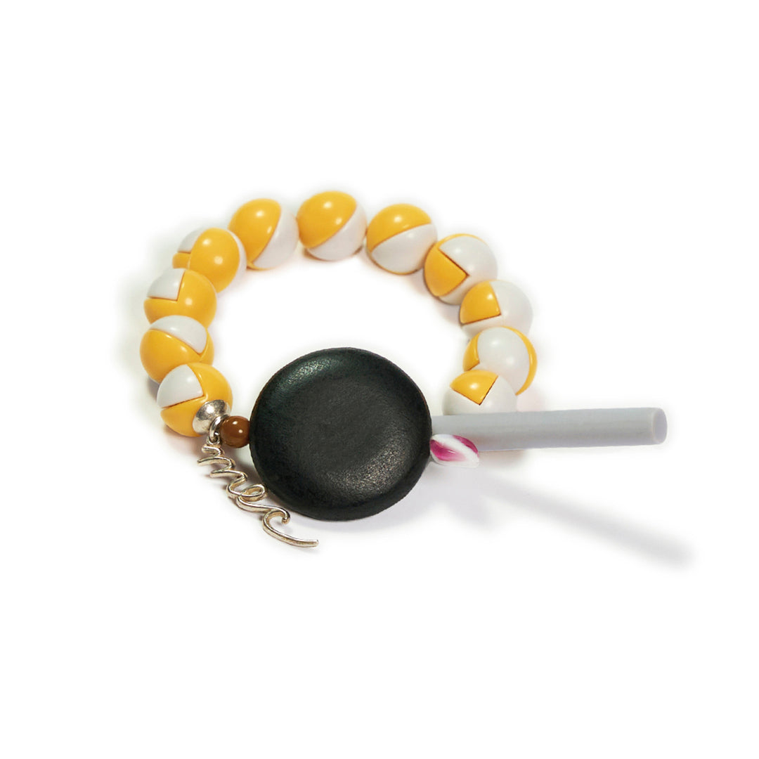 Pulsera multicolor elástica, liviana, cómoda, versátil y atemporal. Diseño conceptual latinoamericano. Escala macro.