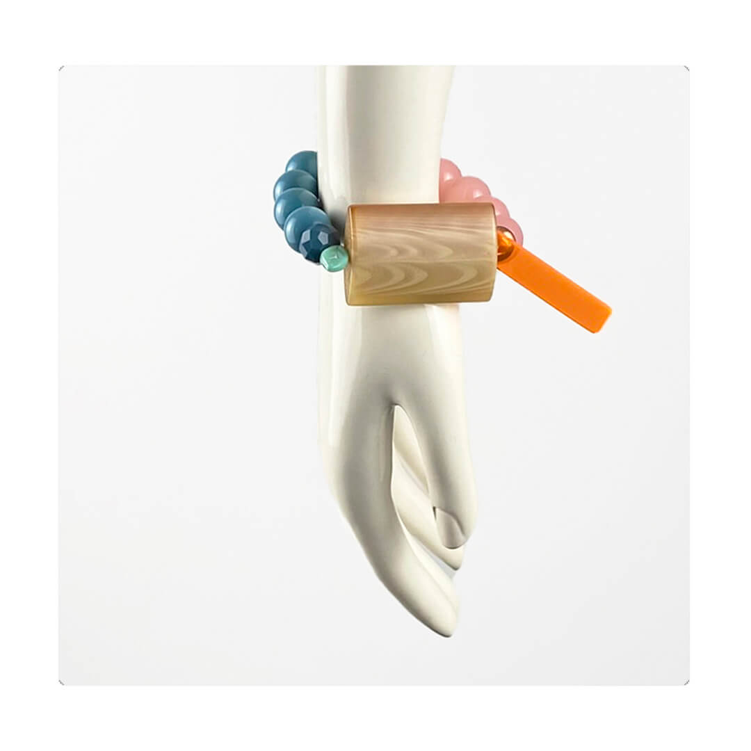 Pulsera multicolor elástica, liviana, cómoda, versátil y atemporal. Diseño conceptual latinoamericano. Escala macro.