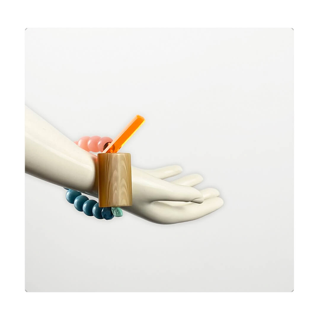 Pulsera multicolor elástica, liviana, cómoda, versátil y atemporal. Diseño conceptual latinoamericano. Escala macro.