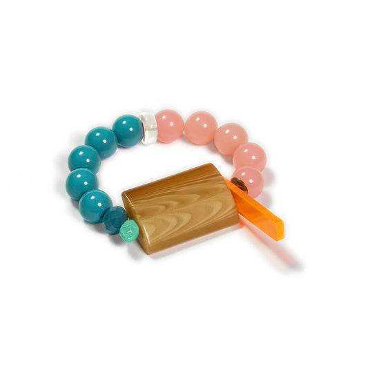 Pulsera multicolor elástica, liviana, cómoda, versátil y atemporal. Diseño conceptual latinoamericano. Escala macro.