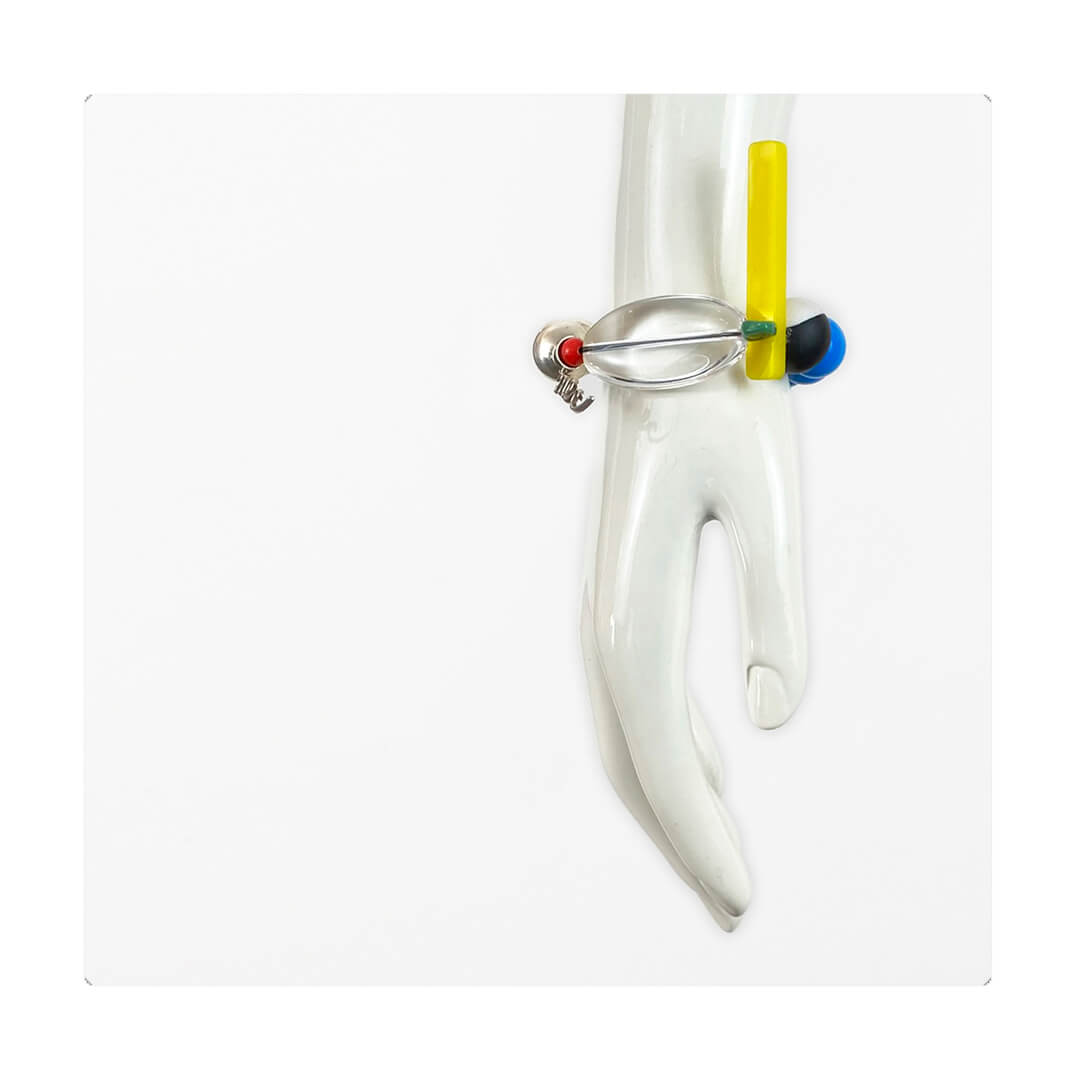 Pulsera multicolor elástica, liviana, cómoda, versátil y atemporal. Diseño conceptual latinoamericano. Escala macro.