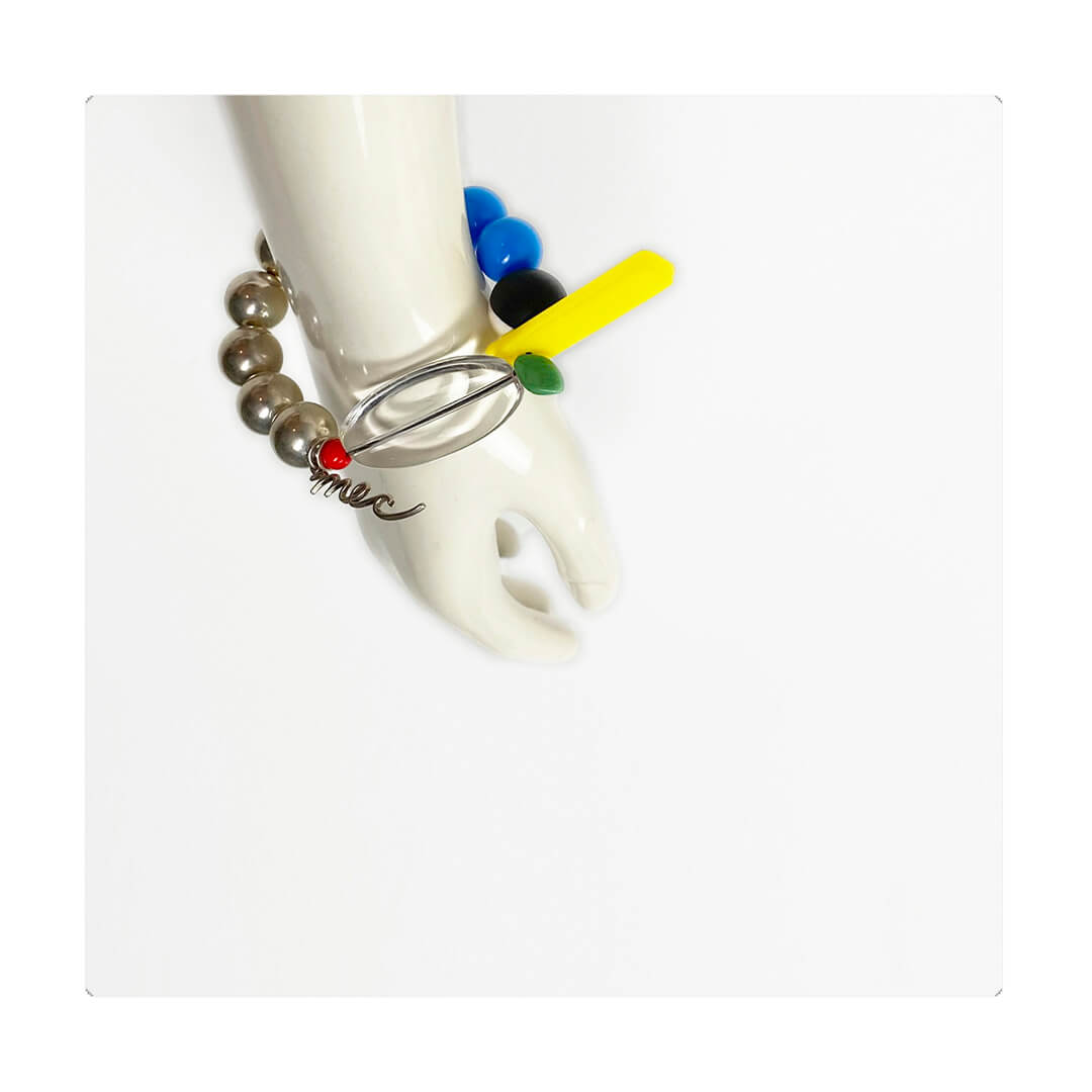 Pulsera multicolor elástica, liviana, cómoda, versátil y atemporal. Diseño conceptual latinoamericano. Escala macro.