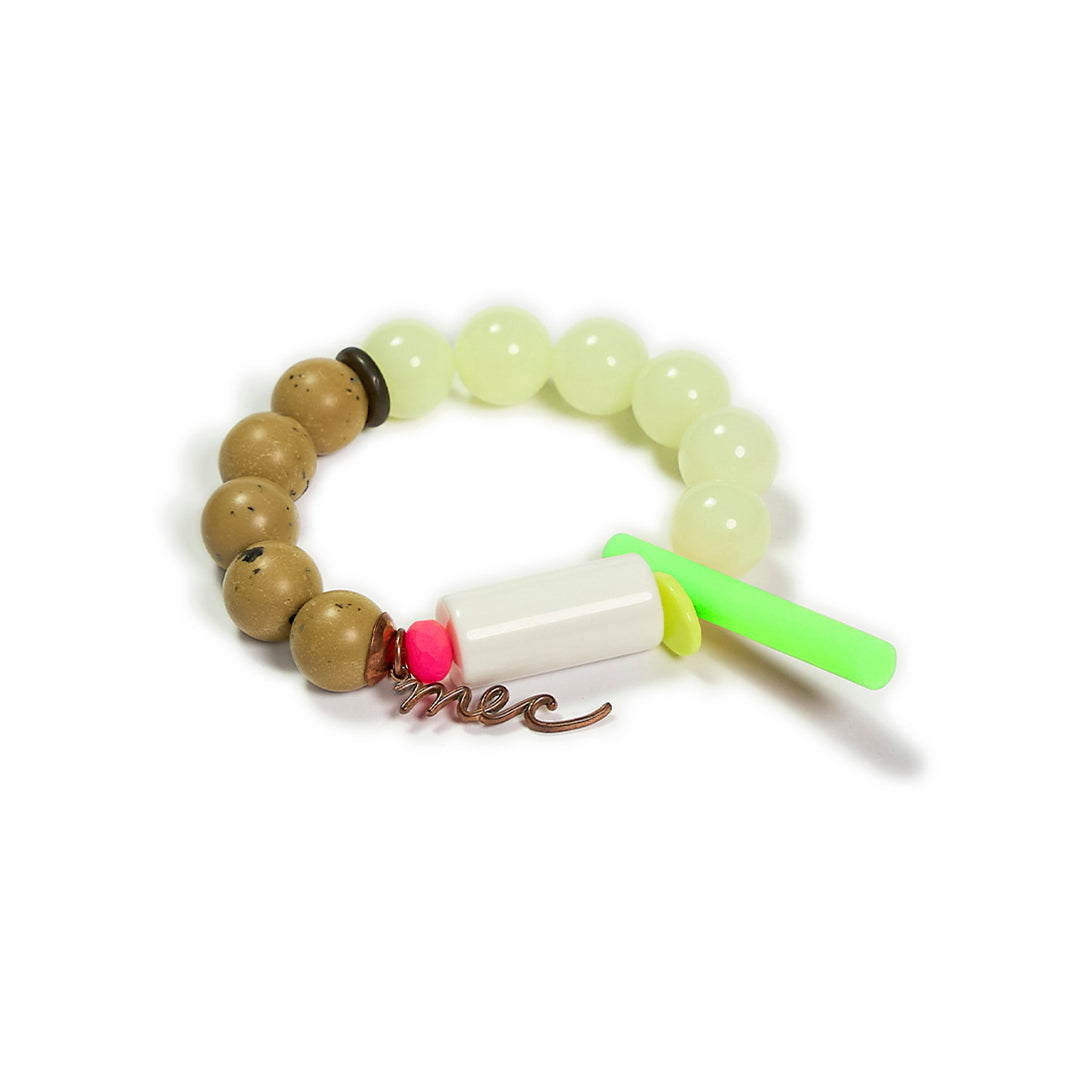 Pulsera multicolor elástica, liviana, cómoda, versátil y atemporal. Diseño conceptual latinoamericano. Escala macro.