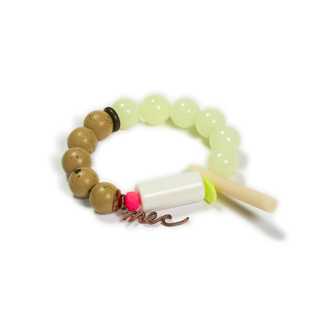 Pulsera multicolor elástica, liviana, cómoda, versátil y atemporal. Diseño conceptual latinoamericano. Escala macro.