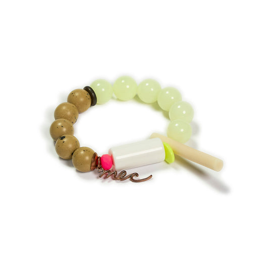 Pulsera multicolor elástica, liviana, cómoda, versátil y atemporal. Diseño conceptual latinoamericano. Escala macro.