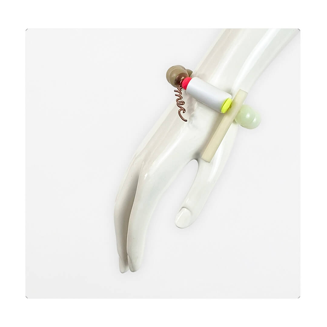 Pulsera multicolor elástica, liviana, cómoda, versátil y atemporal. Diseño conceptual latinoamericano. Escala macro.