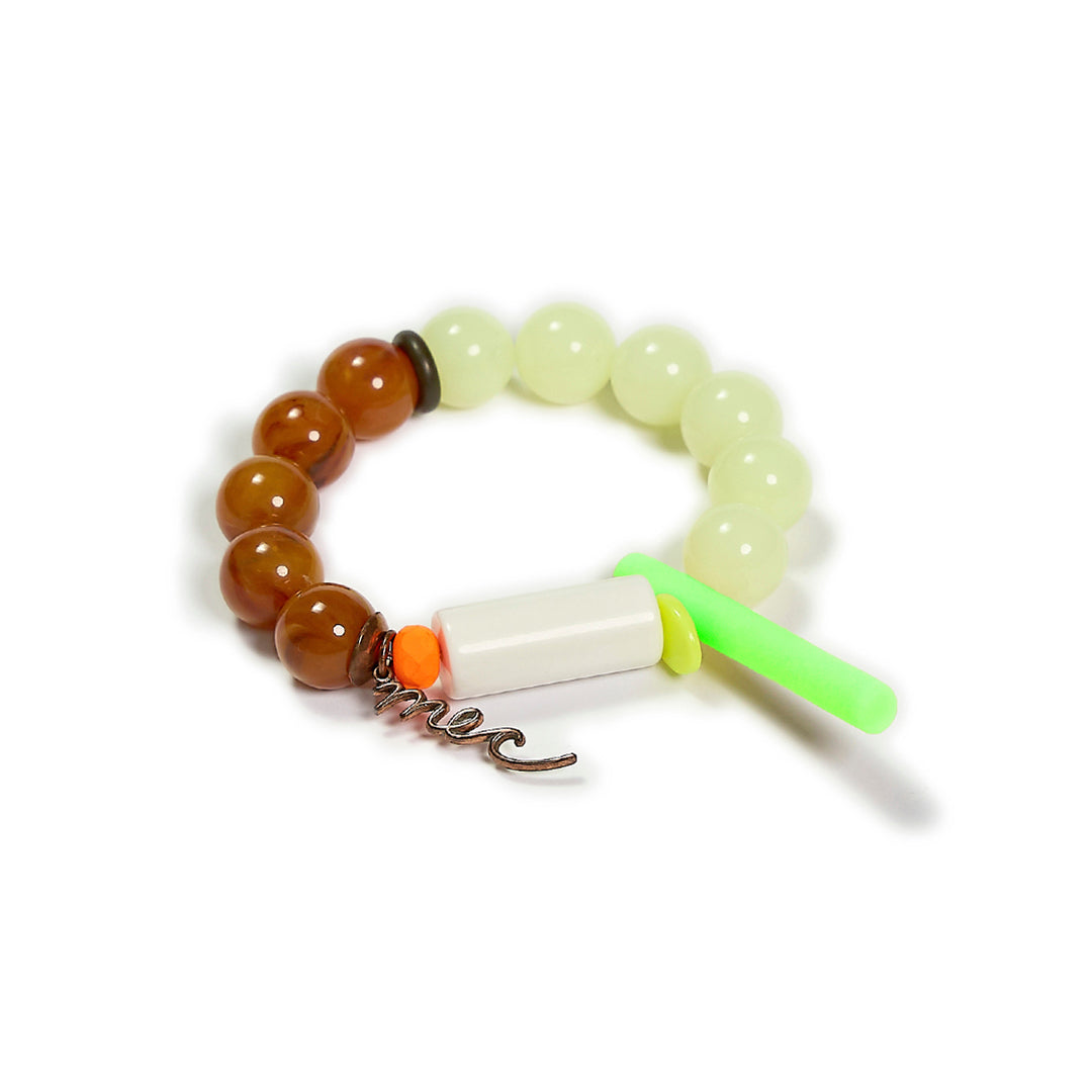 Pulsera multicolor elástica, liviana, cómoda, versátil y atemporal. Diseño conceptual latinoamericano. Escala macro.