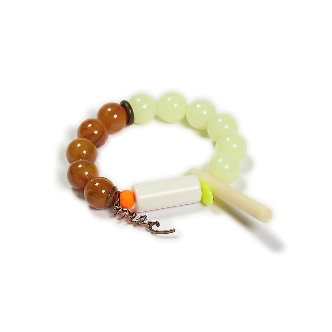 Pulsera multicolor elástica, liviana, cómoda, versátil y atemporal. Diseño conceptual latinoamericano. Escala macro.