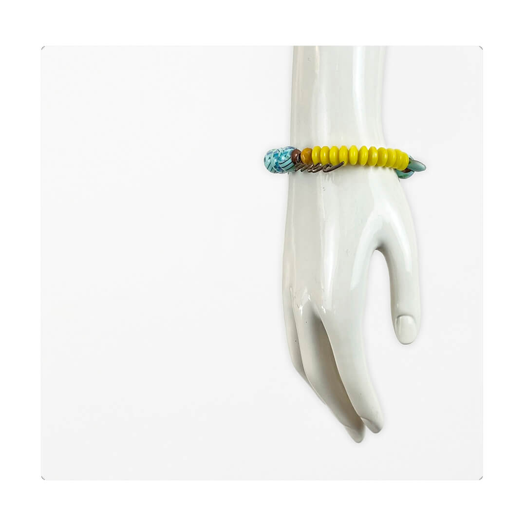 Pulsera multicolor elástica, liviana, cómoda, versátil y atemporal. Diseño conceptual latinoamericano. Escala macro.