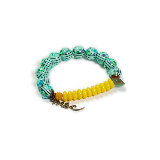 Pulsera multicolor elástica, liviana, cómoda, versátil y atemporal. Diseño conceptual latinoamericano. Escala macro.