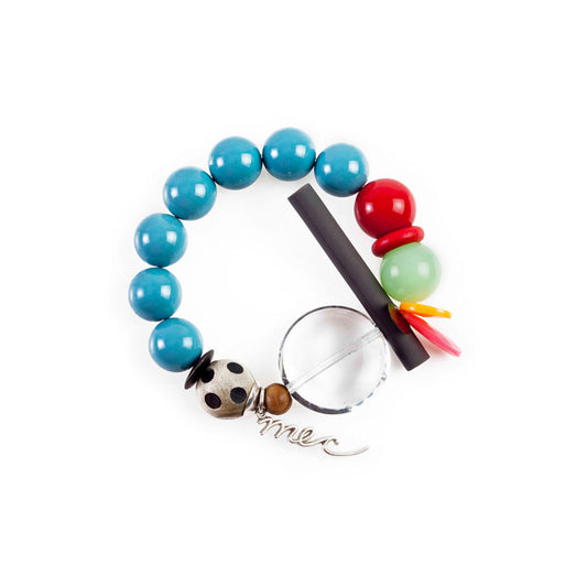 Pulsera multicolor elástica, liviana, cómoda, versátil y atemporal. Diseño conceptual latinoamericano. Escala macro. 
