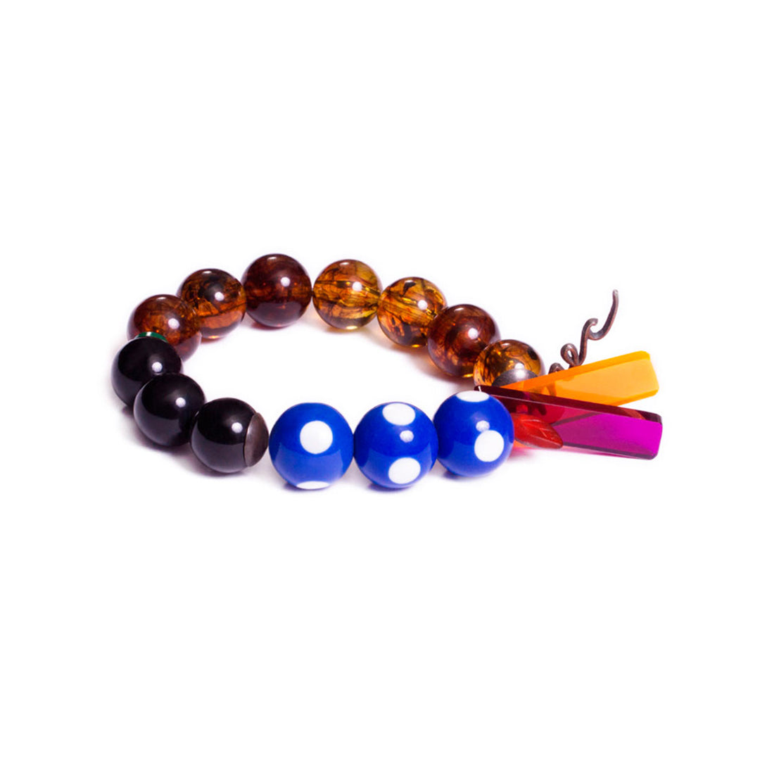 Pulsera multicolor elástica, liviana, cómoda, versátil y atemporal. Diseño conceptual latinoamericano. Escala macro.