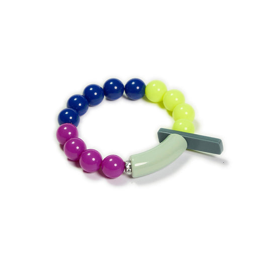 Pulsera multicolor elástica, liviana, cómoda, versátil y atemporal. Diseño conceptual latinoamericano. Escala macro.