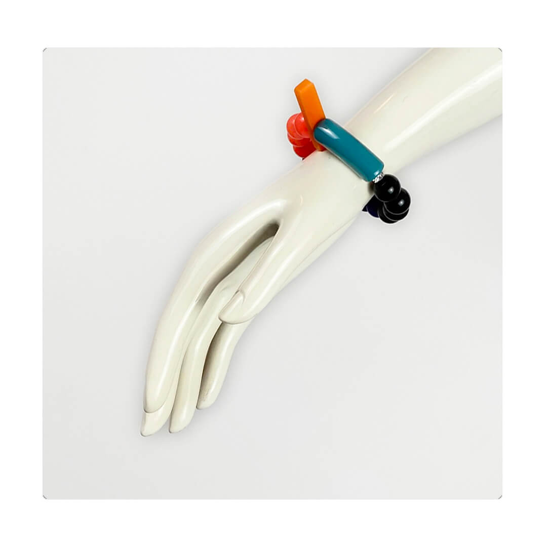 Pulsera multicolor elástica, liviana, cómoda, versátil y atemporal. Diseño conceptual latinoamericano. Escala macro.