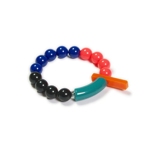 Pulsera multicolor elástica, liviana, cómoda, versátil y atemporal. Diseño conceptual latinoamericano. Escala macro.