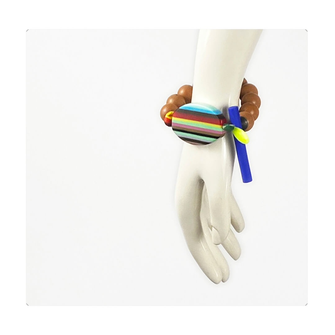 Pulsera multicolor elástica, liviana, cómoda, versátil y atemporal. Diseño conceptual latinoamericano. Escala macro.