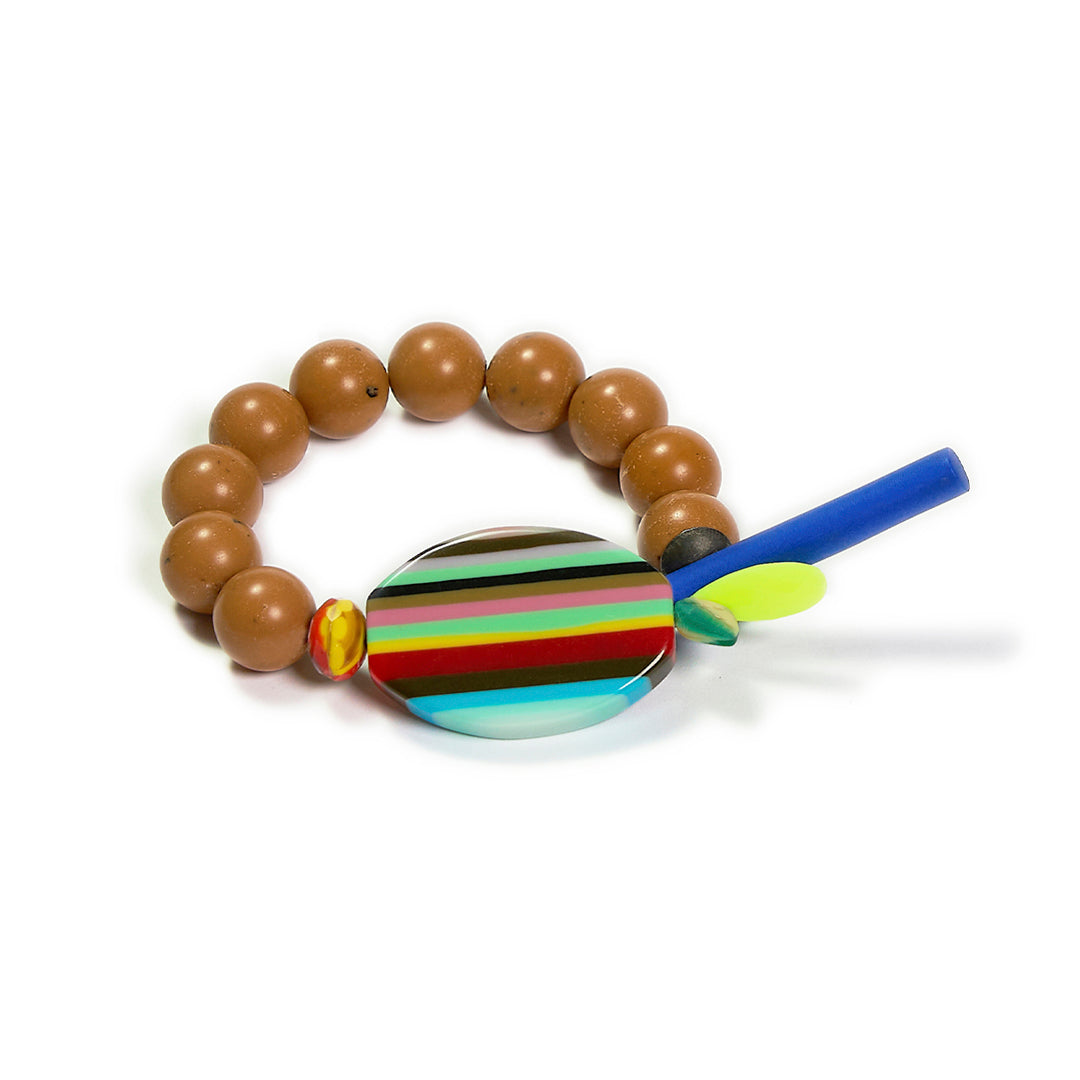 Pulsera multicolor elástica, liviana, cómoda, versátil y atemporal. Diseño conceptual latinoamericano. Escala macro.