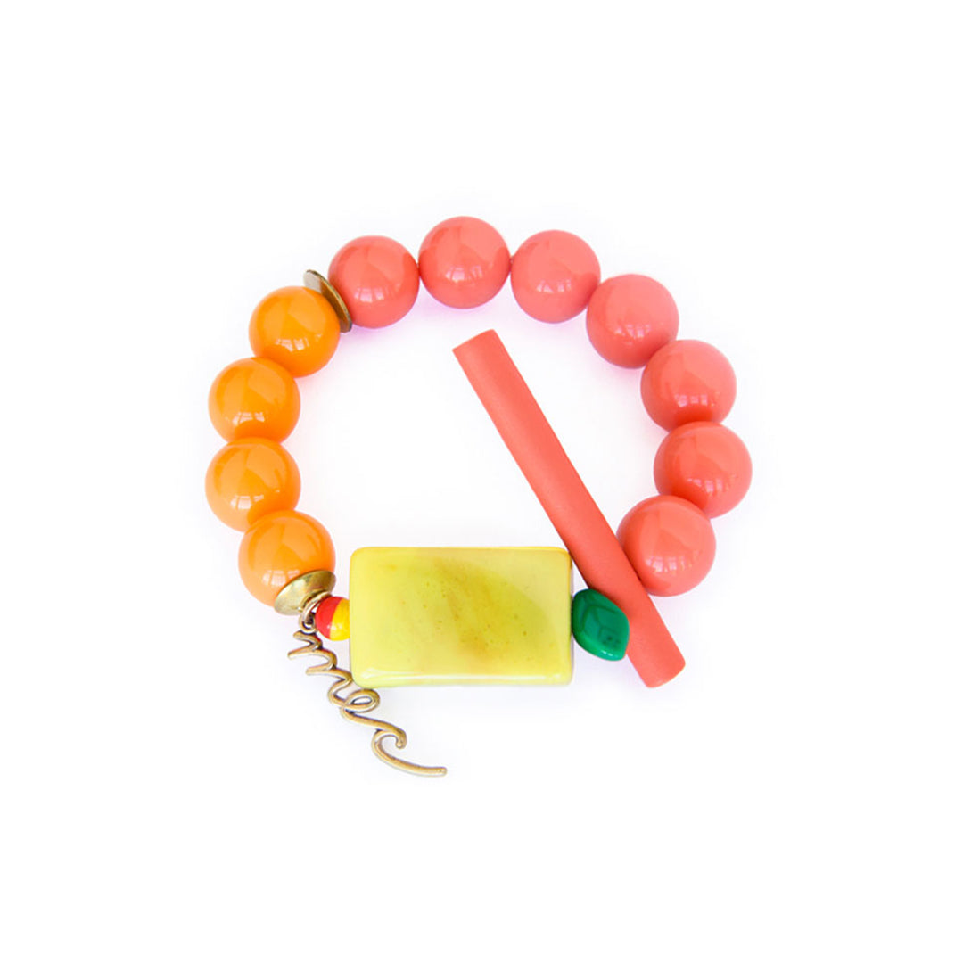 Pulsera multicolor elástica, liviana, cómoda, versátil y atemporal. Diseño conceptual latinoamericano. Escala macro.
