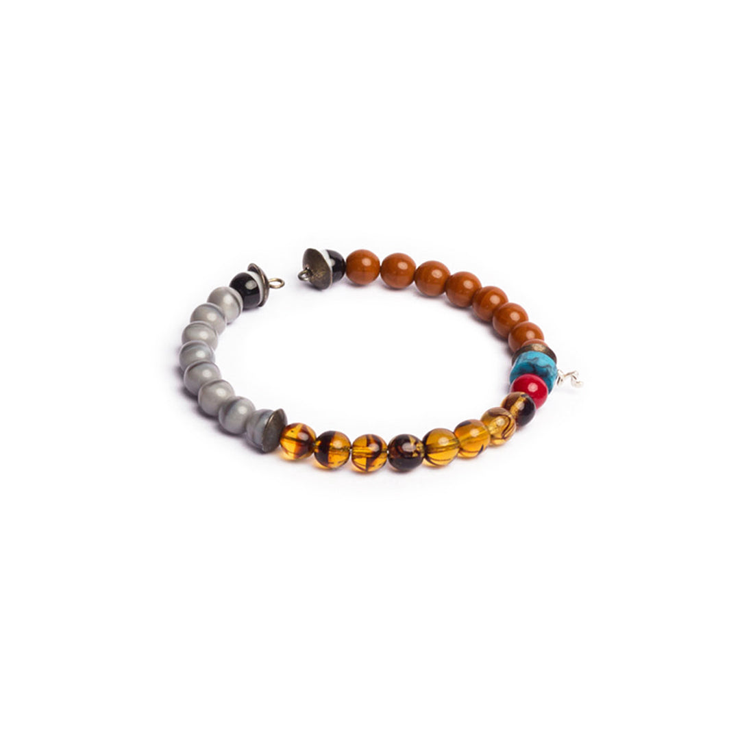 Pulsera flexible de cuentas variadas, con hilo memory. Diseño conceptual latinoamericano. Objetos de Edición Limitada. Escala micro.