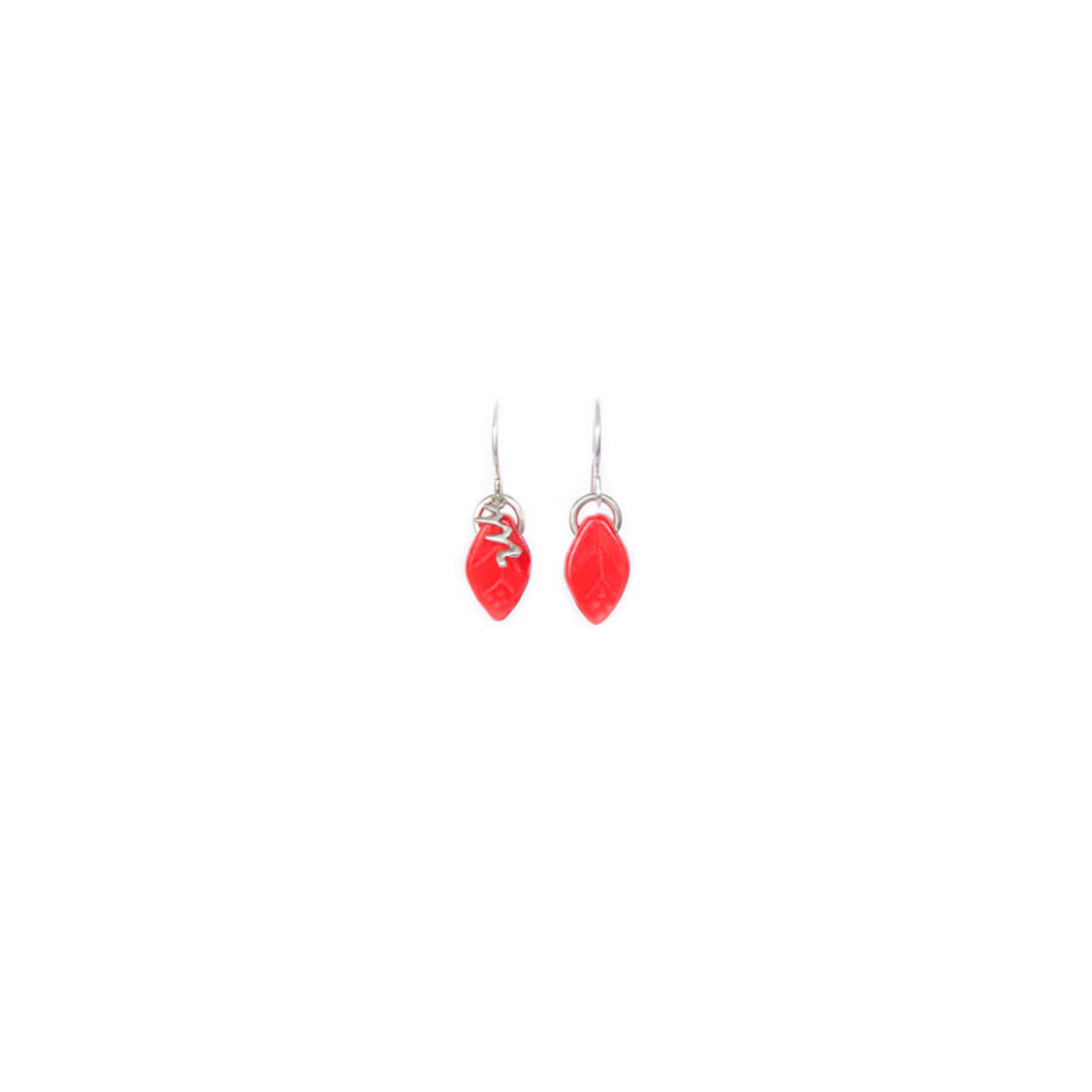 Zarcillos de hoja micro. Colgantes, cómodos, livianos y versátiles. Diseño conceptual latinoamericano para mujer. Color rojo fuego.